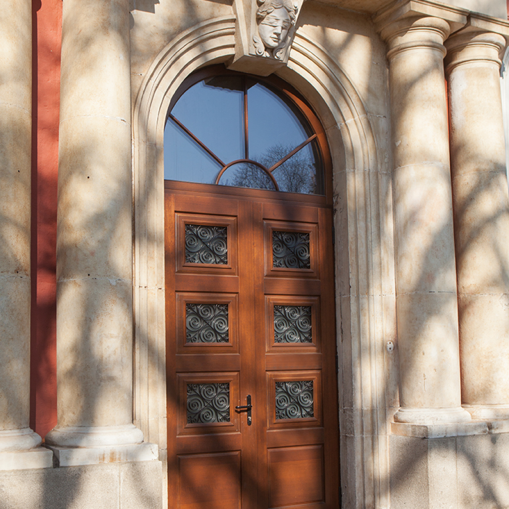 Puerta de entrada de madera maciza